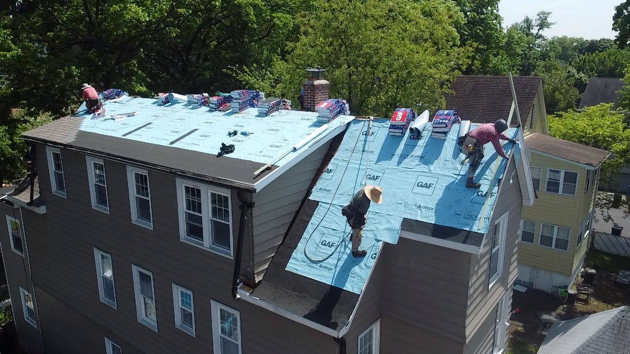 Crew installing GAF Deck-Armor